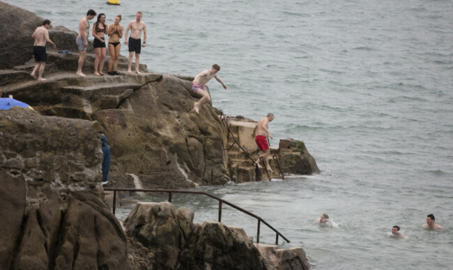 FORTY FOOT XMAS SWIM 758A2733_90532927