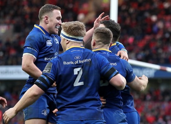 Robbie Henshaw celebrates scoring a try with teammates