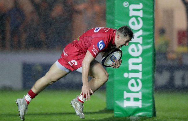 Steffan Evans scores a try