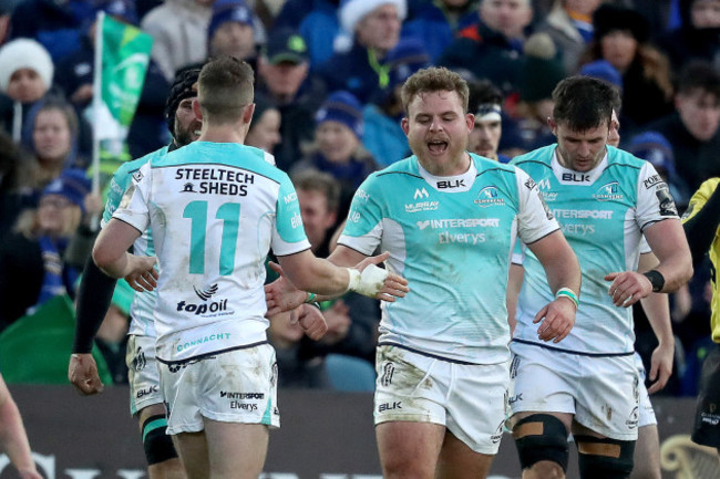 Finlay Bealham celebrates scoring a try with Matt Healy