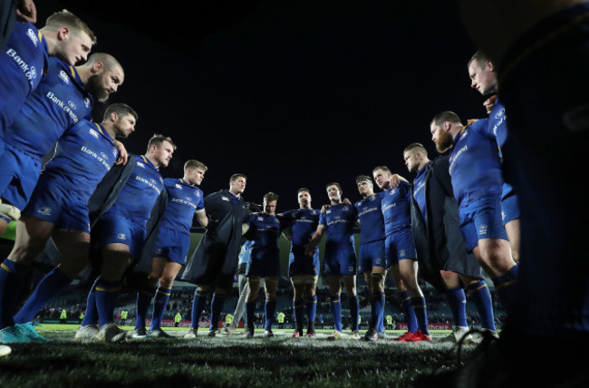 Johnny Sexton speaks in the team huddle