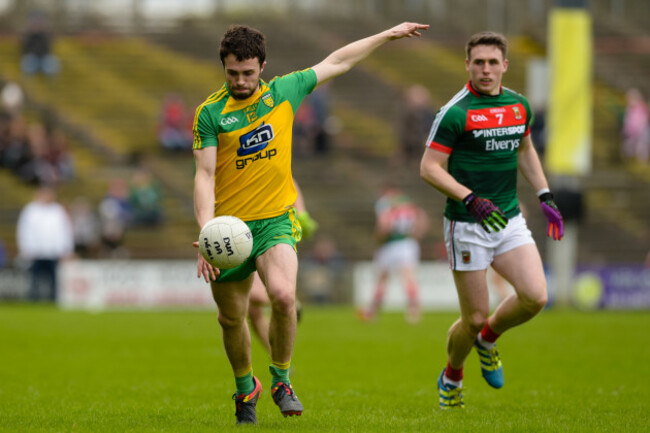 Cian Mulligan kicks a point