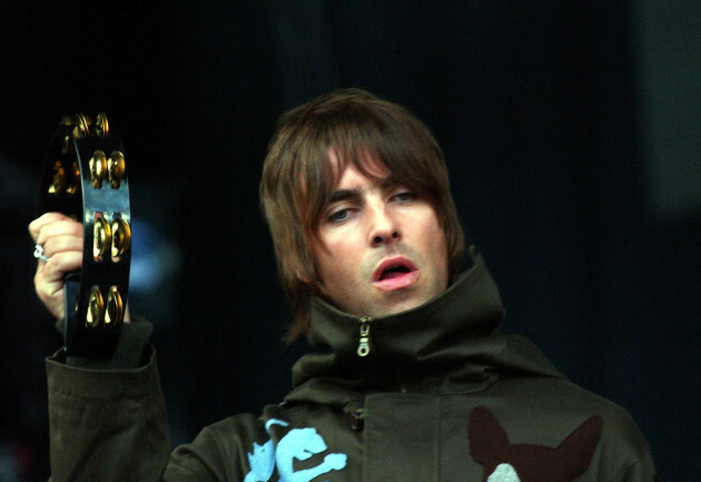 Liam Gallagher Made A Young Fan S Night By Giving Him A Tambourine During A Performance Of Wonderwall