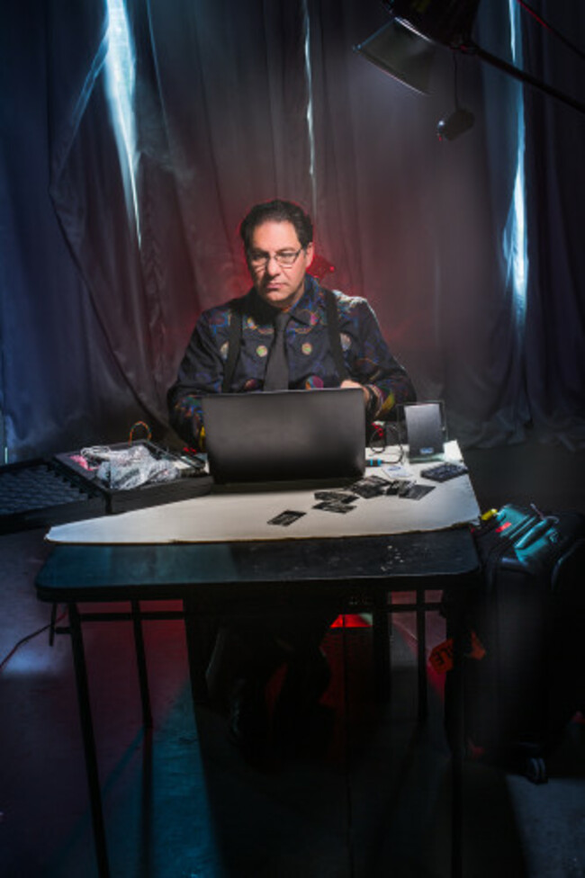 Kevin-Mitnick-Desk-Shot-1-High-Resolution