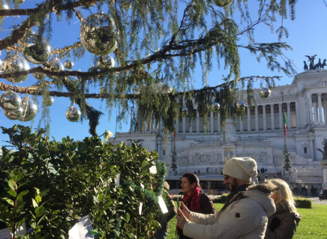 Rome's dead Christmas tree is a tourist magnet