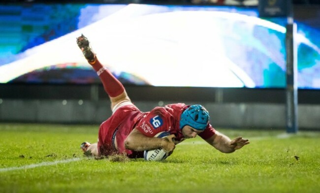 Tadhg Beirne scores a try