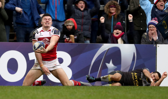 Jacob Stockdale celebrates his try