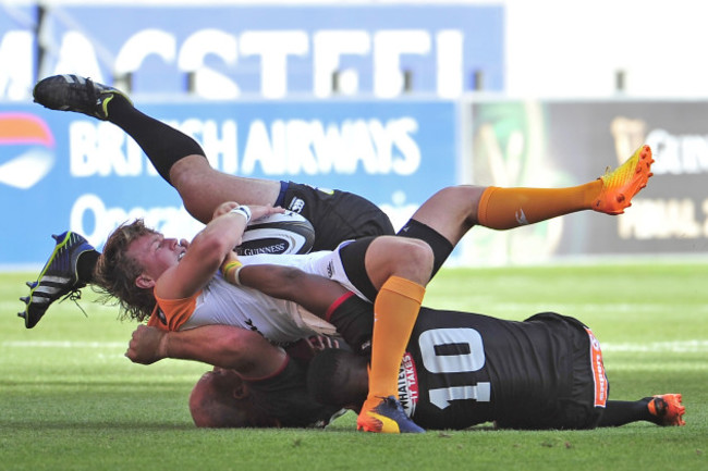 Fred Zeilinga is tackled by Oliver Zono