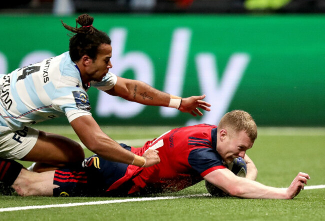Keith Earls scores a try despite the efforts of Teddy Thomas