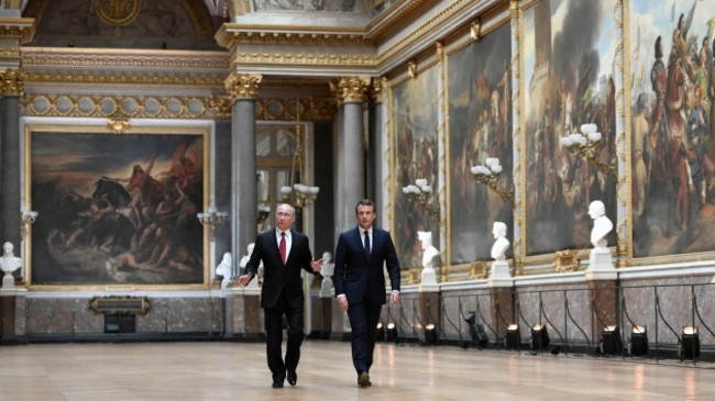 Emmanuel Macron and Vladimir Putin walk in the Galerie des Batailles - Versailles