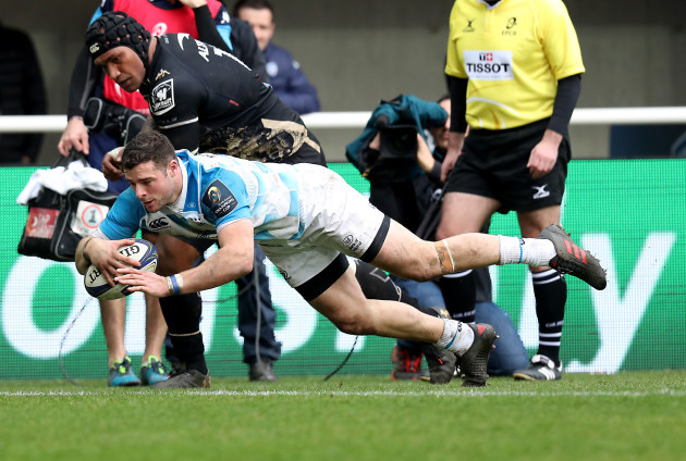 Robbie Henshaw scores a try