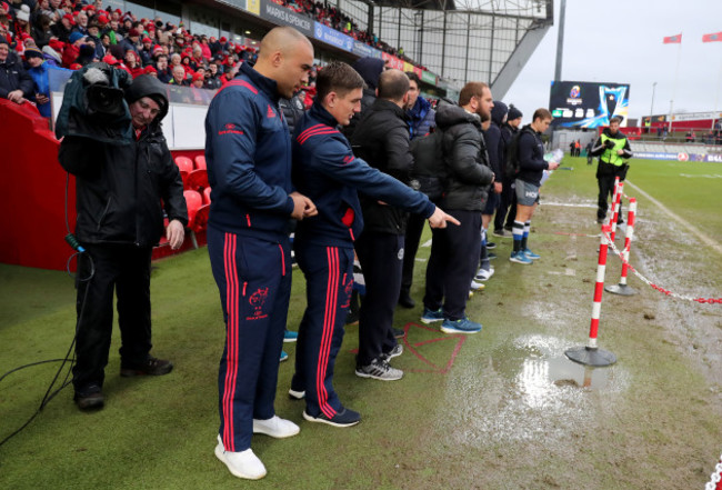 Simon Zebo and Ian Keatley inspect the pitch 21/1/2018