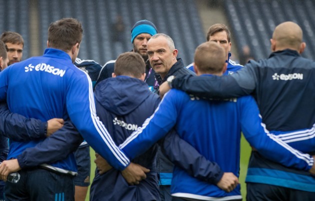 Conor O'Shea talks to the team before the game
