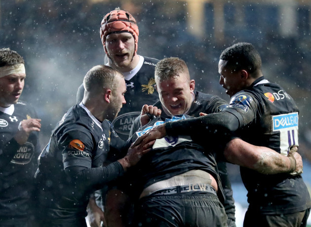 Jake Cooper-Woolley celebrates his try with teammates 21/1/2018