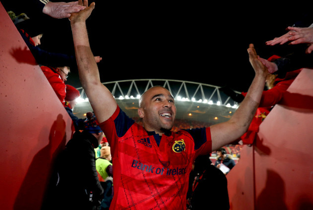 Simon Zebo celebrates after the game with fans 21/1/2018