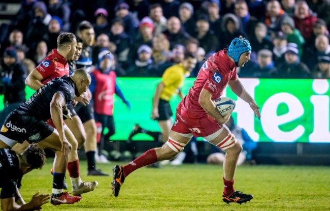 Tadhg Beirne breaks away to score a try