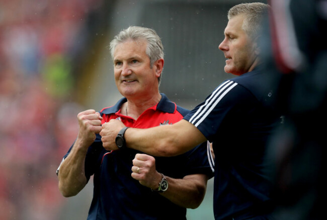 Kieran Kingston celebrates with Diarmaid O'Sullivan near the end of the game