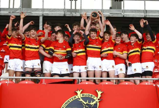 Harry O&rsquo;Riordan lifts the trophy