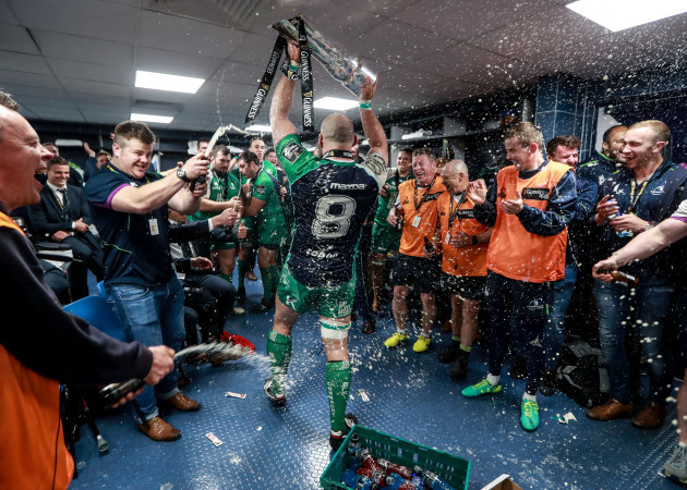 John Muldoon bring the trophy back to the dressing room