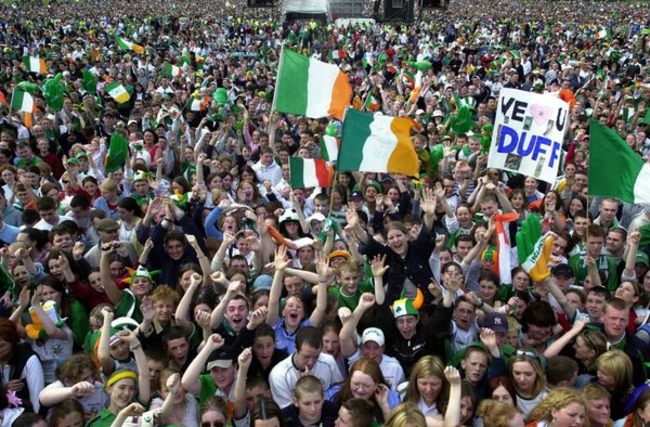 WORLD CUP HOMECOMING PARTY JAPAN SOUTH KOREA 2002 TRICOLOUR FLAGS PEOPLE CROWD SCENES CELEBRATIONS