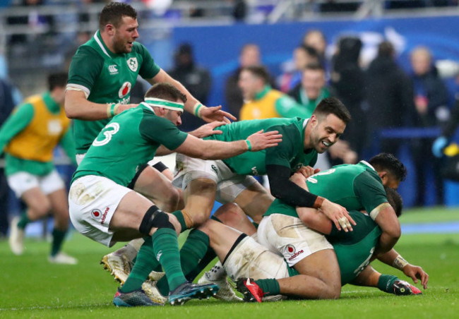 Robbie Henshaw, Fergus McFadden, Conor Murray, Bundee Aki celebrate with Johnny Sexton