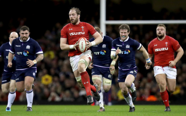 Alun Wyn Jones makes a break