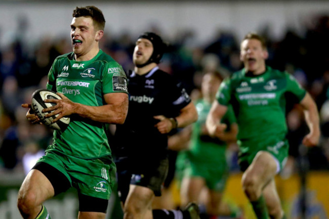 Tom Farrell breaks free to score his sides second try