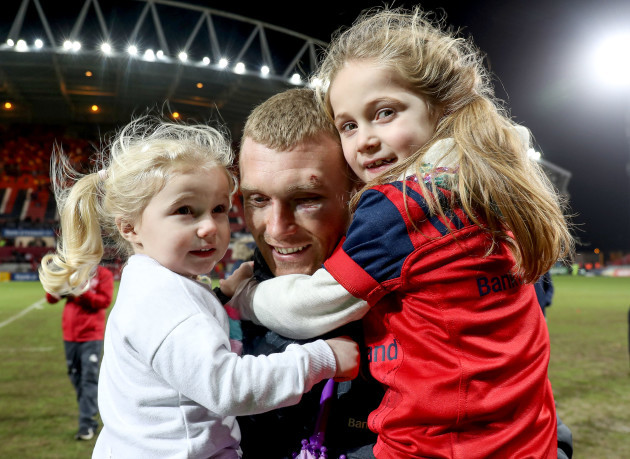 Keith Earls celebrates after the game with his daughters Ella May and Laurie 21/1/2018