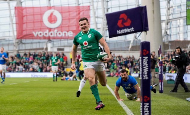 Jacob Stockdale runs in a try