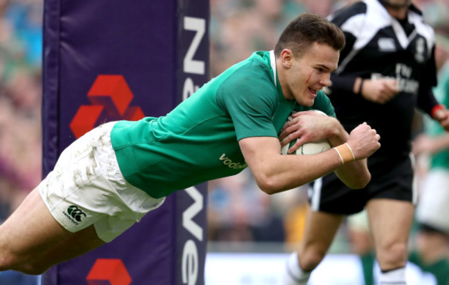 Jacob Stockdale scores his sides seventh try