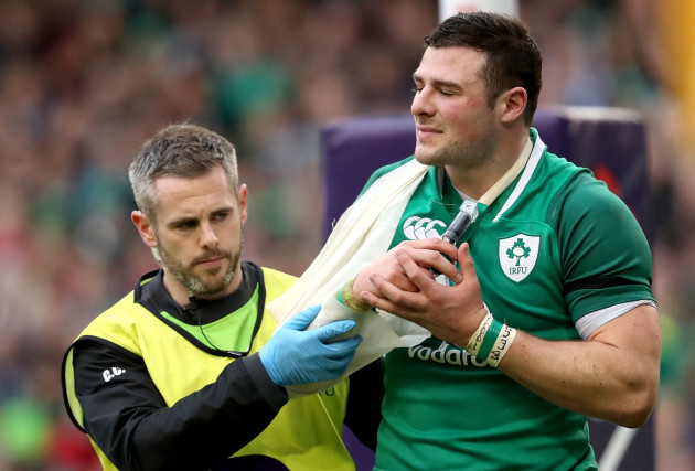 Robbie Henshaw leaves the field with an injury