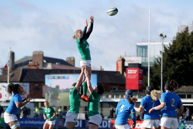 Claire Molloy wins a line-out