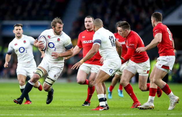 Chris Robshaw on the attack