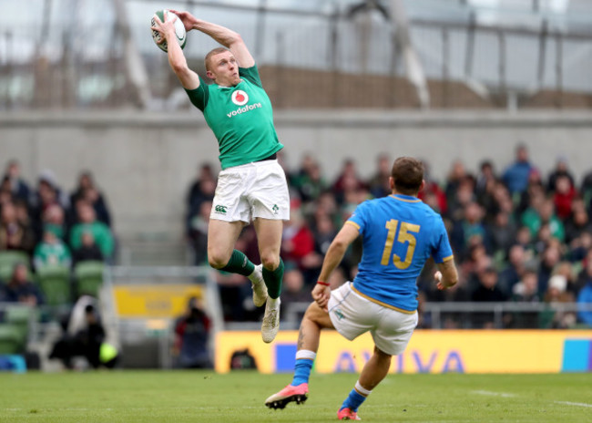 Keith Earls claims a cross field kick