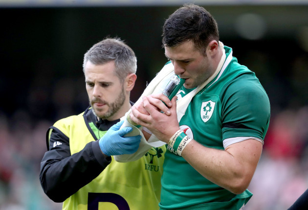 Robbie Henshaw leaves the field with an injury