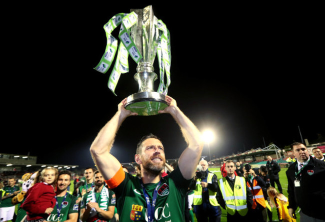 Alan Bennett celebrates winning The SSE Airtricity League