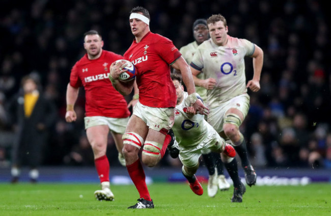 Aaron Shingler gets away from Danny Care