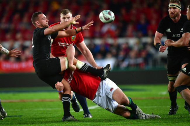 Aaron Cruden offloads