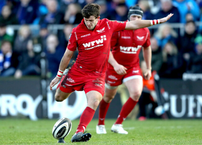 Dan Jones kicks a penalty