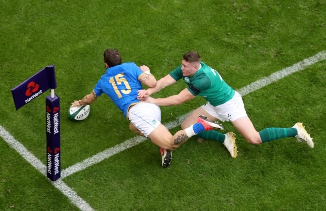 Matteo Minozzi scores a try despite Jordan Larmour