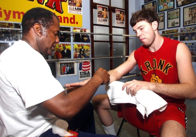 Emanuel Steward bandages Andy Lee's hand