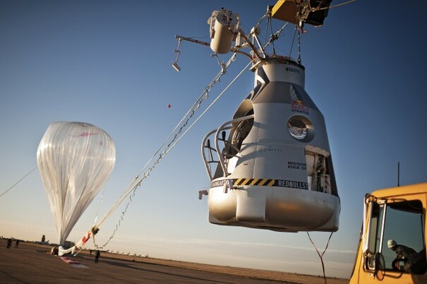 Video Photos Jumping Out Of A Space Capsule At 21 800 Metres