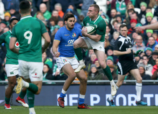 Keith Earls claims a high ball