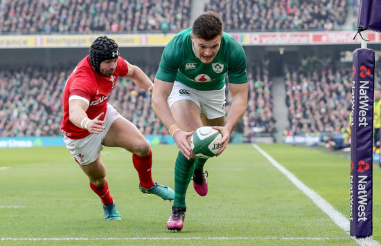 Jacob Stockdale scores their first try despite Leigh Halfpenny