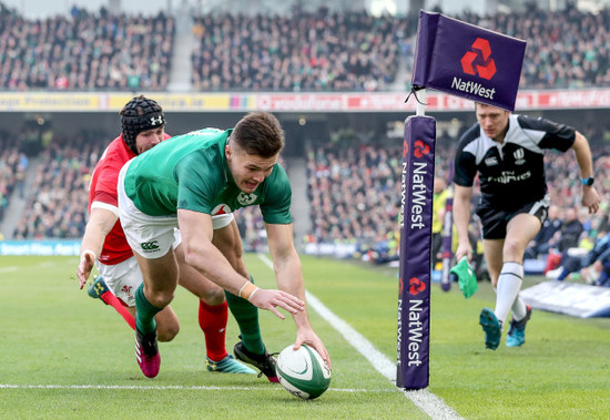 Jacob Stockdale scores their first try despite Leigh Halfpenny