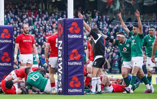 Dan Leavy scores their third try as Andrew Porter and Conor Murray celebrate