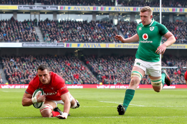 Aaron Shingler scores a try