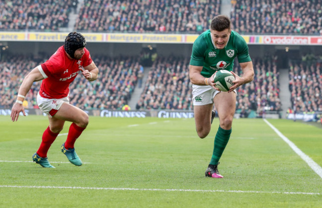 Jacob Stockdale scores their first try despite Leigh Halfpenny