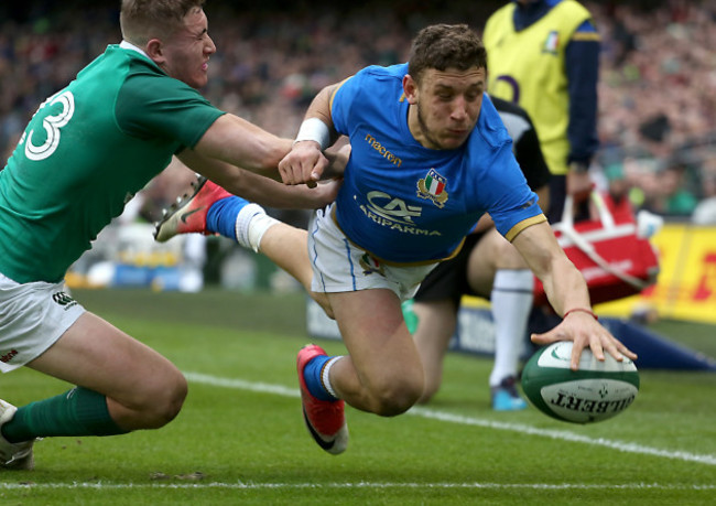 Matteo Minozzi scores a try despite Jordan Larmour