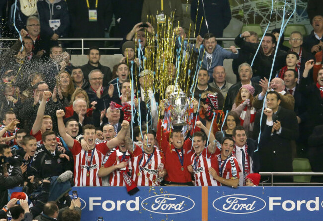 Kevin Deery lifts the trophy